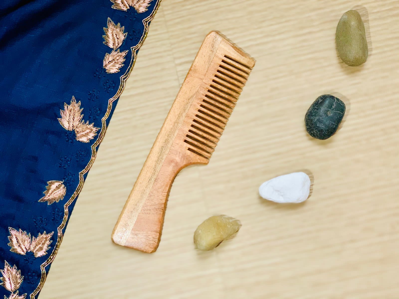 with handle comb neem